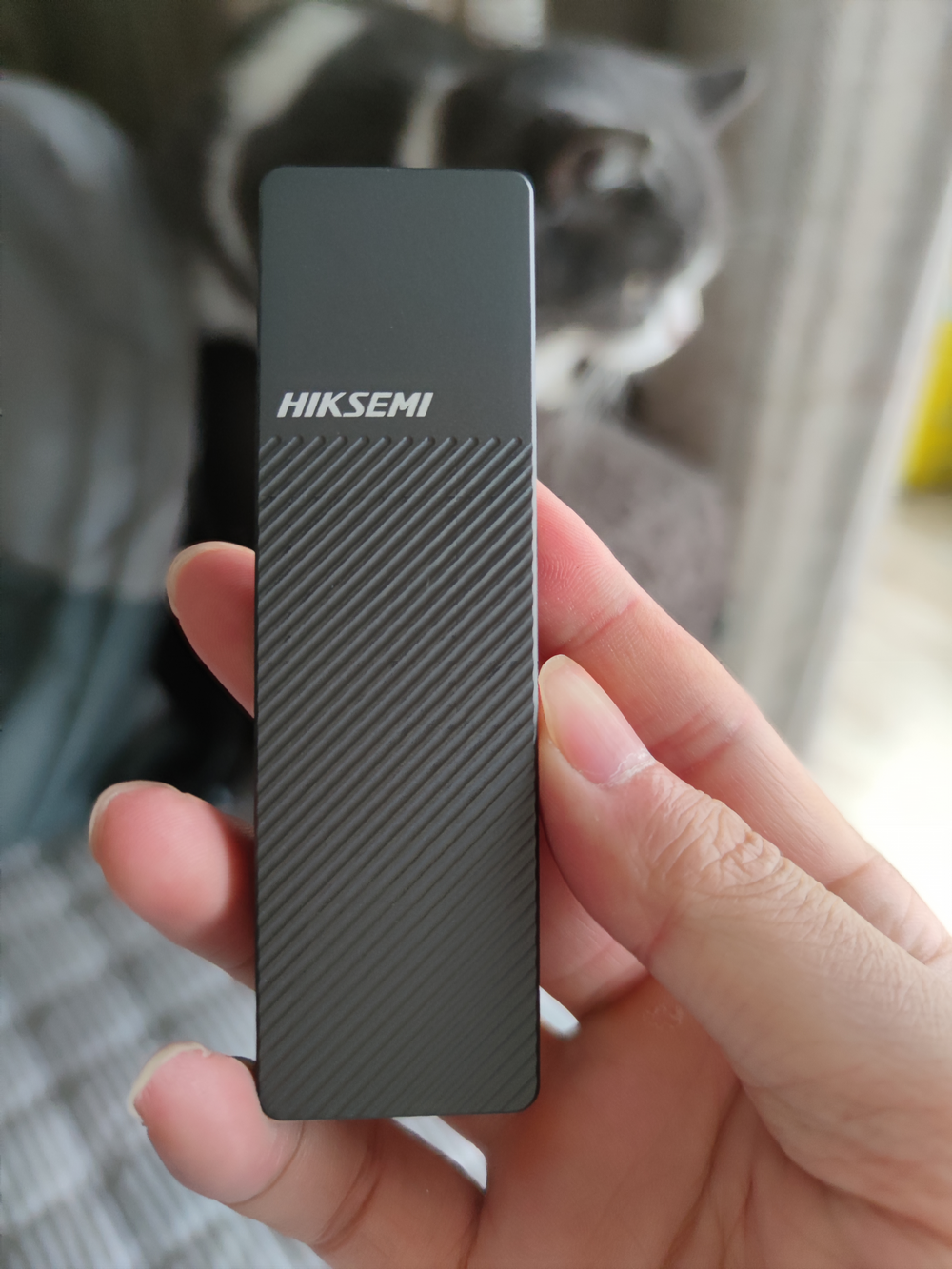 我买了一个海康威视的M.2移动硬盘盒,外观和做工不错,但速率不达标 - xiaoz博客